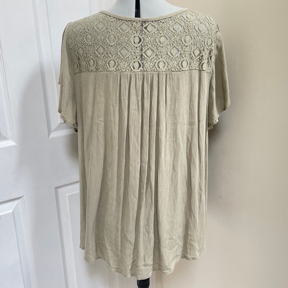 🍀Torrid top with ruffle sleeves and lace embellishments - Picture 10 of 17